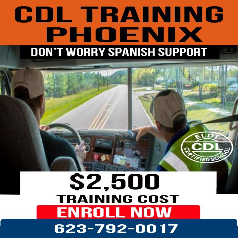 Camión semi-remolque Clase A recorriendo la carretera I-17 en el desierto de Arizona hacia las montañas de Flagstaff.